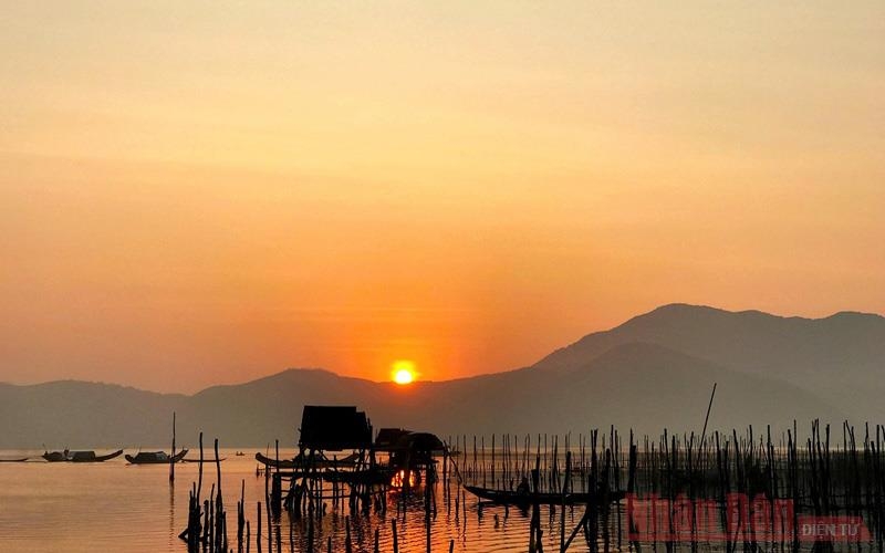 Lênh đênh đầm phá Cầu Hai, cửa biển Tư Hiền