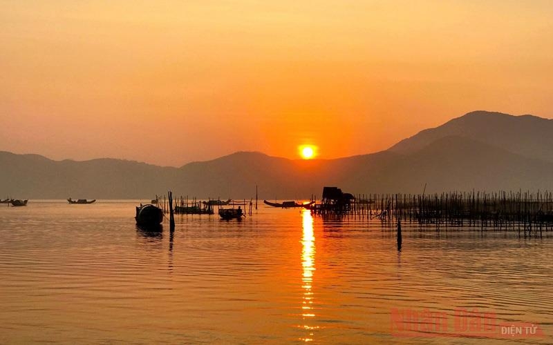 Lênh đênh đầm phá Cầu Hai, cửa biển Tư Hiền Lênh đênh đầm phá Cầu Hai, cửa biển Tư Hiền