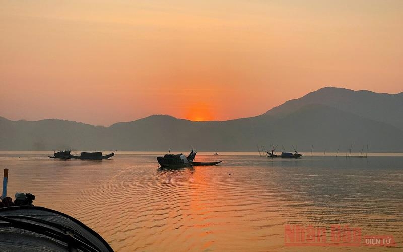 Lênh đênh đầm phá Cầu Hai, cửa biển Tư Hiền Lênh đênh đầm phá Cầu Hai, cửa biển Tư Hiền