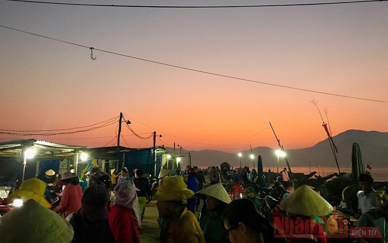 Lênh đênh đầm phá Cầu Hai, cửa biển Tư Hiền Lênh đênh đầm phá Cầu Hai, cửa biển Tư Hiền