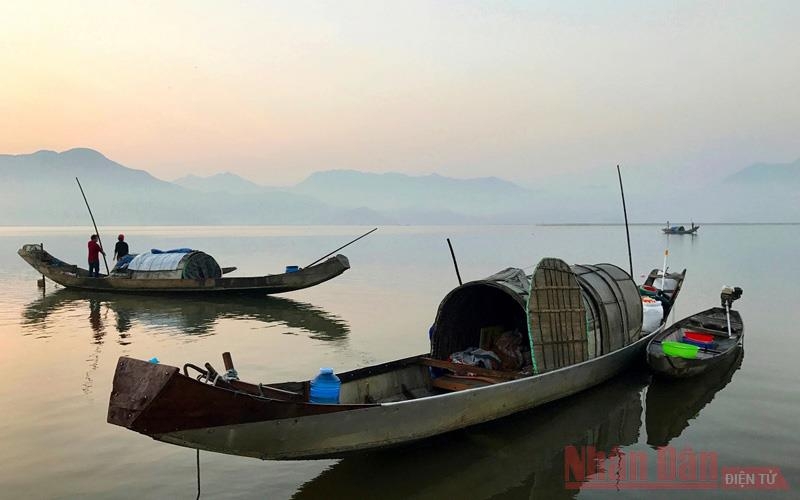 Lênh đênh đầm phá Cầu Hai, cửa biển Tư Hiền Lênh đênh đầm phá Cầu Hai, cửa biển Tư Hiền