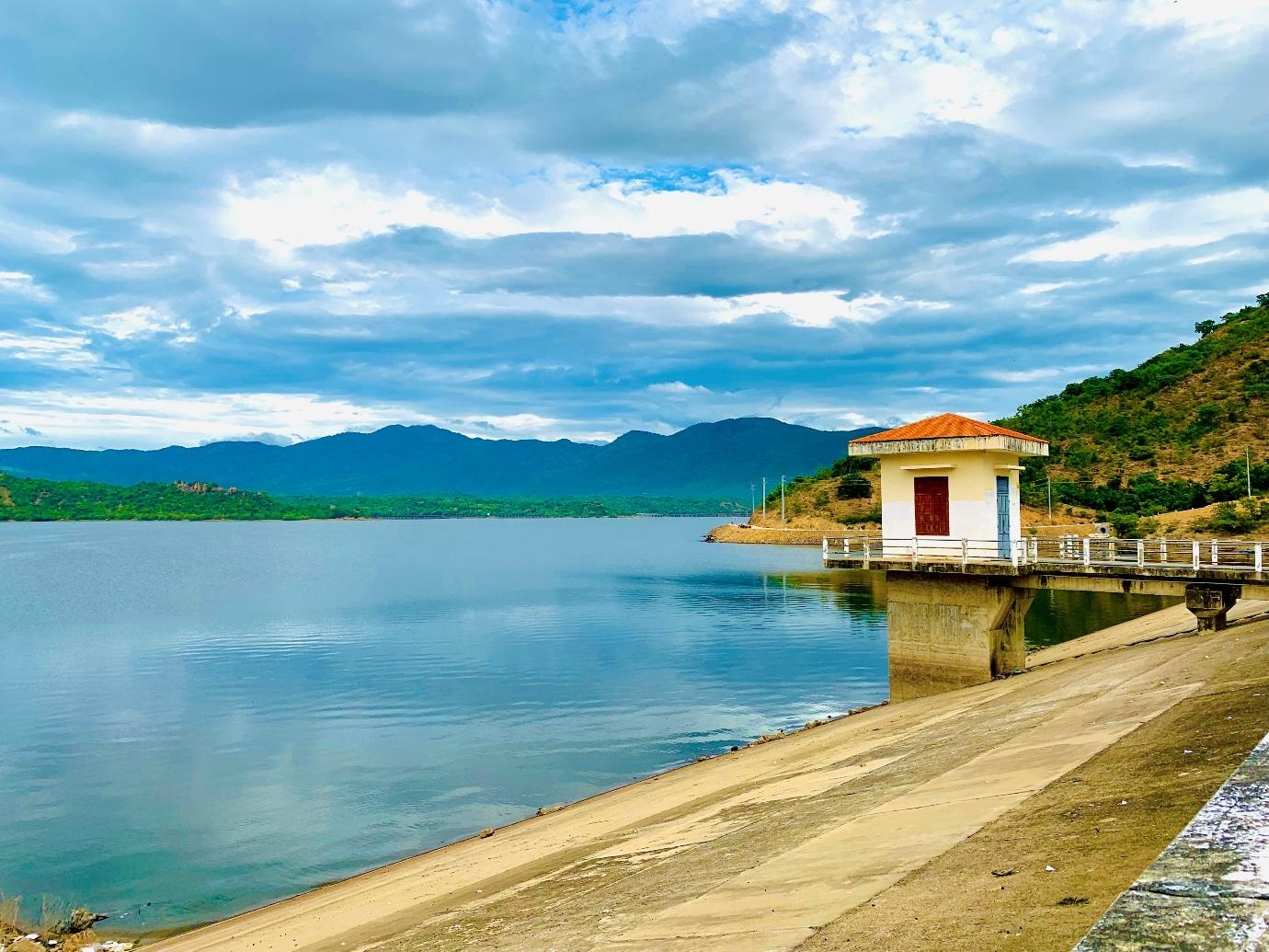 Khám phá vẻ đẹp Hồ Lanh Ra