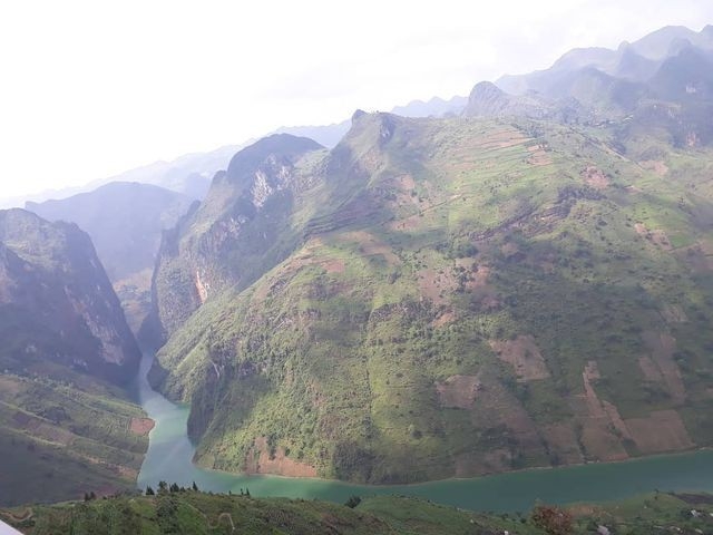 sung sot truoc ve dep cua hem vuc sau nhat dong nam a o ha giang