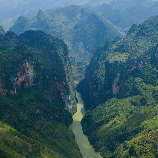 sung sot truoc ve dep cua hem vuc sau nhat dong nam a o ha giang