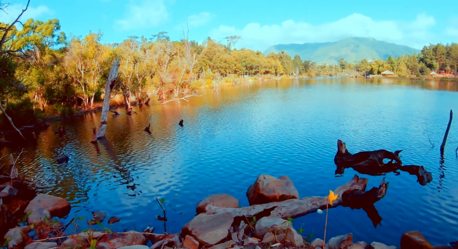 Vẻ đẹp hoang sơ của hồ Noong U, huyện Điện Biên Đông