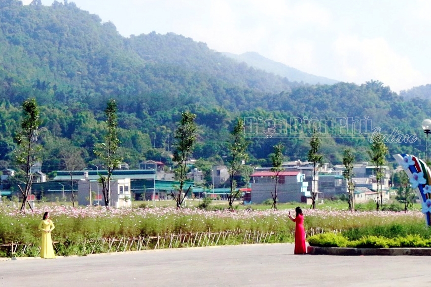 Đường hoa Mường Ảng: Điểm “check in” hấp dẫn