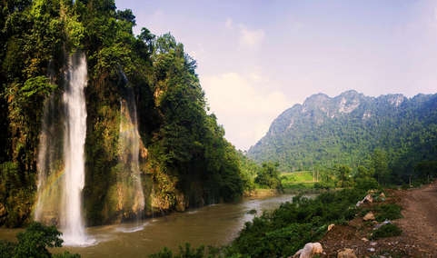 Ngắm cảnh hữu tình bên thác Mưa Rơi