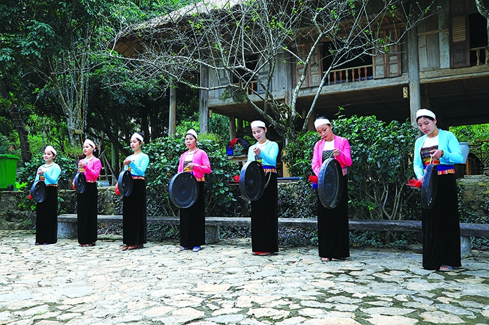 Xóm Ngòi - Điểm đến hấp dẫn trên khu du lịch hồ Hòa Bình