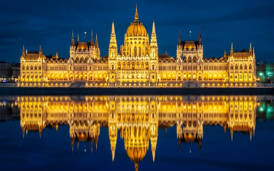 toa nha quoc hoi hungary co kien truc doc dao nhat the gioi