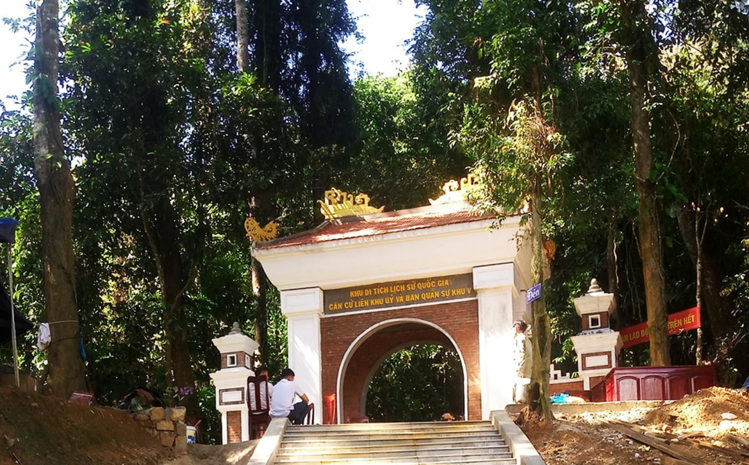 Thăm khu căn cứ địa cách mạng Nước Là