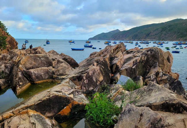 Gành đá bến cá Nhơn Lý