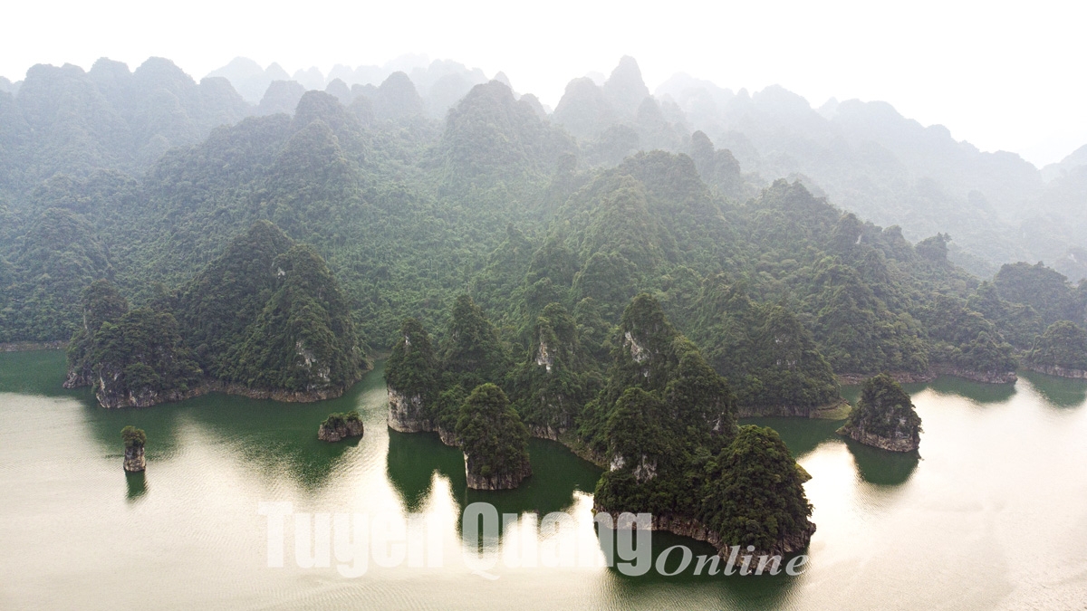 Vẻ đẹp nên thơ của hồ sinh thái Lâm Bình