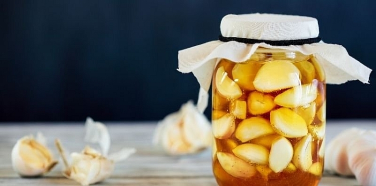 Cách làm tỏi ngâm mật ong và những lợi ích sức khỏe tuyệt vời