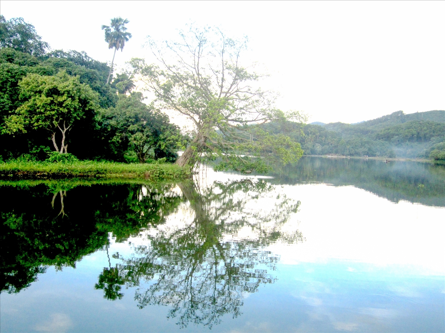 Chiêm ngưỡng đầm Ao Châu in bóng mây trời