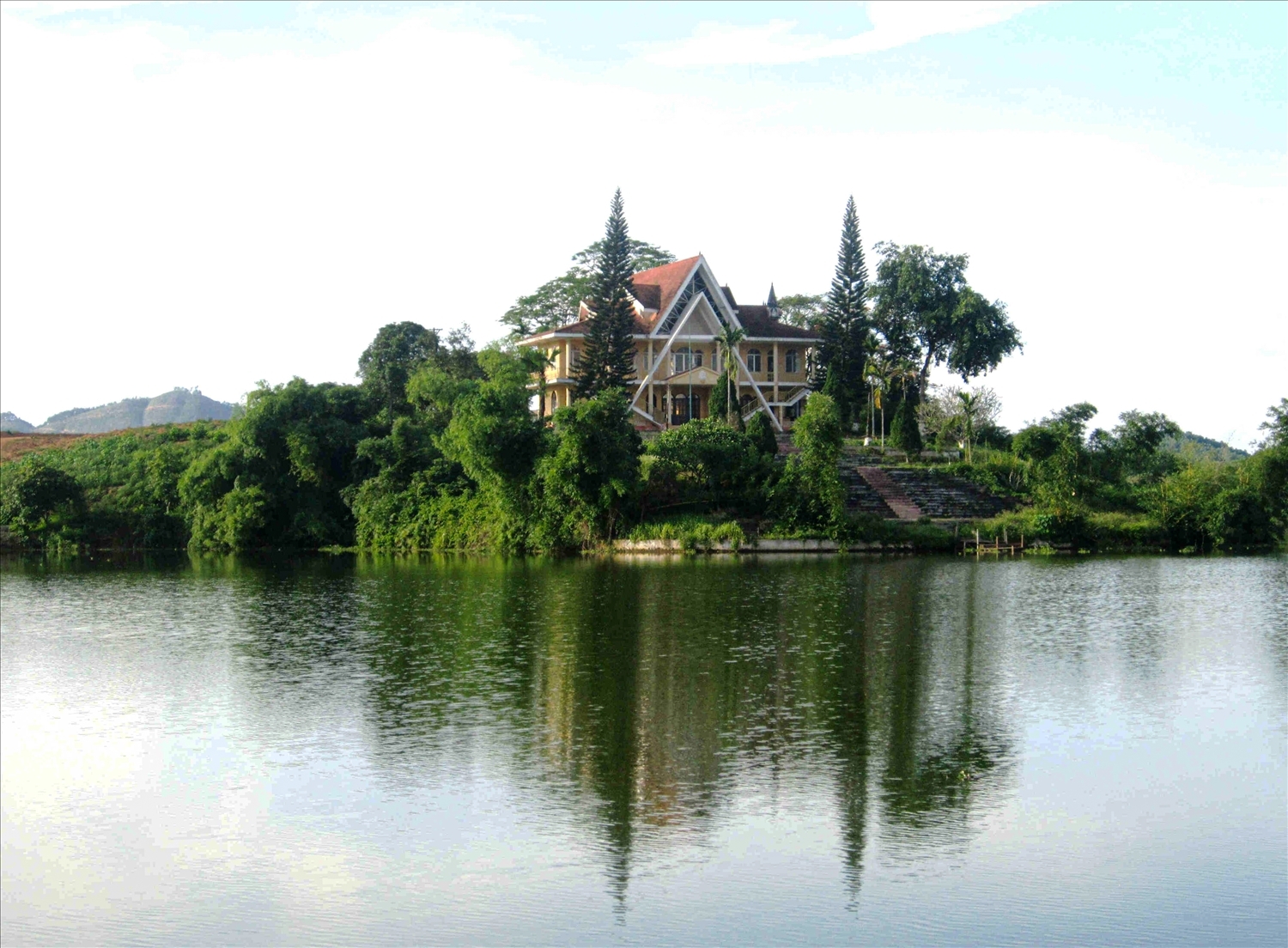 Chiêm ngưỡng đầm Ao Châu in bóng mây trời