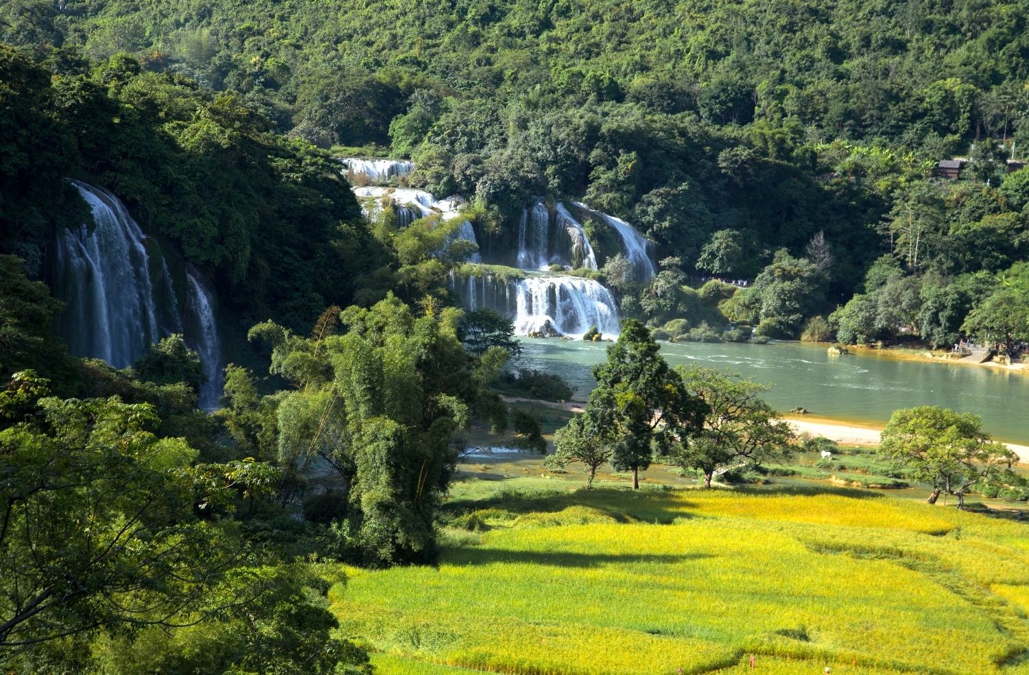 Quây Sơn - Dòng sông tươi đẹp vùng biên viễn