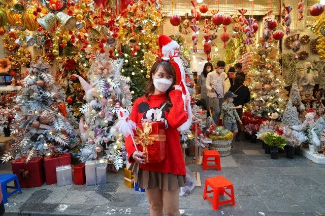 Phố Hàng Mã rực rỡ sắc màu trước Giáng sinh