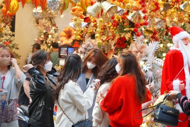 Phố Hàng Mã rực rỡ sắc màu trước Giáng sinh