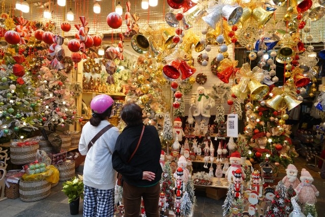 Phố Hàng Mã rực rỡ sắc màu trước Giáng sinh