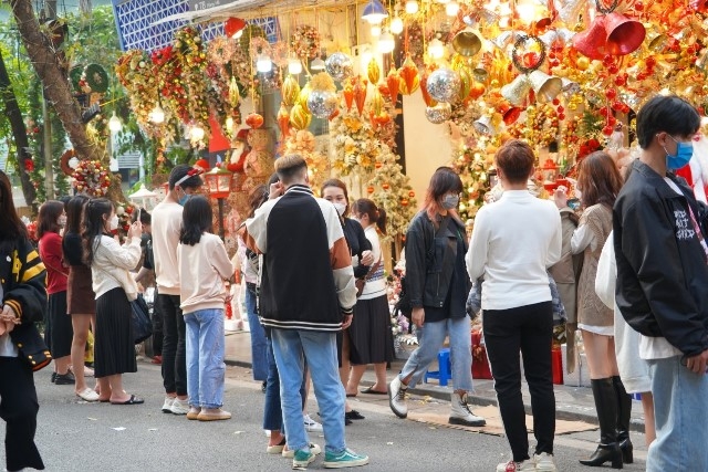 Phố Hàng Mã rực rỡ sắc màu trước Giáng sinh