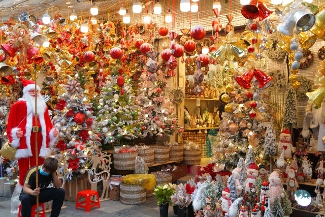 Phố Hàng Mã rực rỡ sắc màu trước Giáng sinh