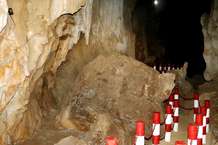 Ngỡ ngàng trước vẻ đẹp kỳ vĩ của hang động Khó Chua La