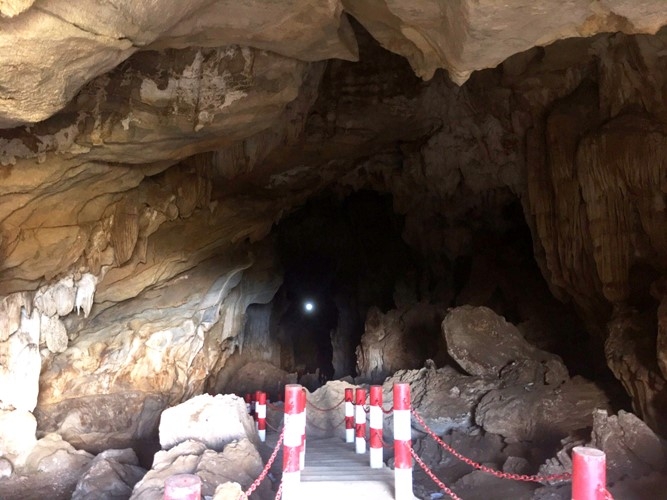 Ngỡ ngàng trước vẻ đẹp kỳ vĩ của hang động Khó Chua La