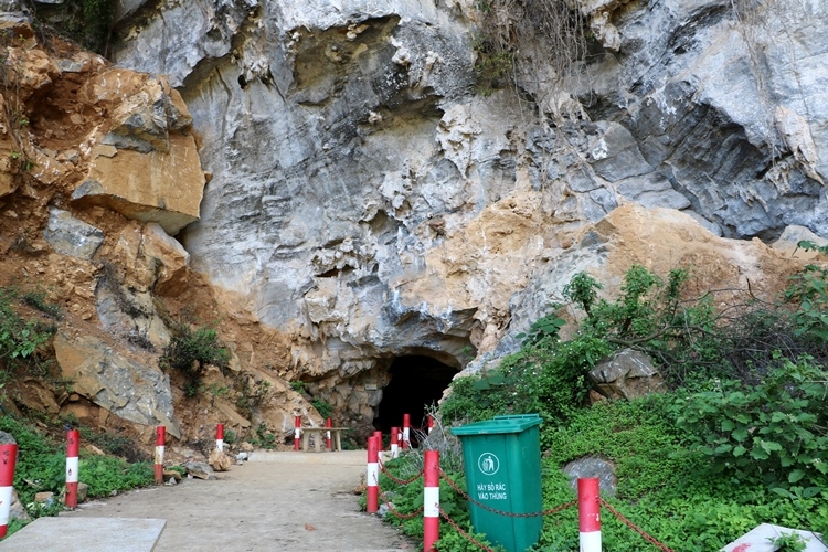 Ngỡ ngàng trước vẻ đẹp kỳ vĩ của hang động Khó Chua La