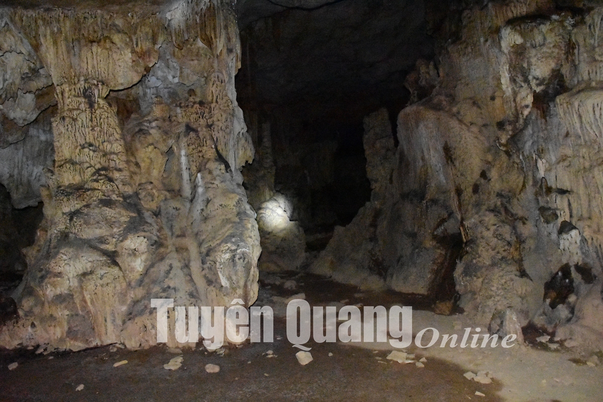 Khám phá vẻ đẹp hang Thẳm Nặm