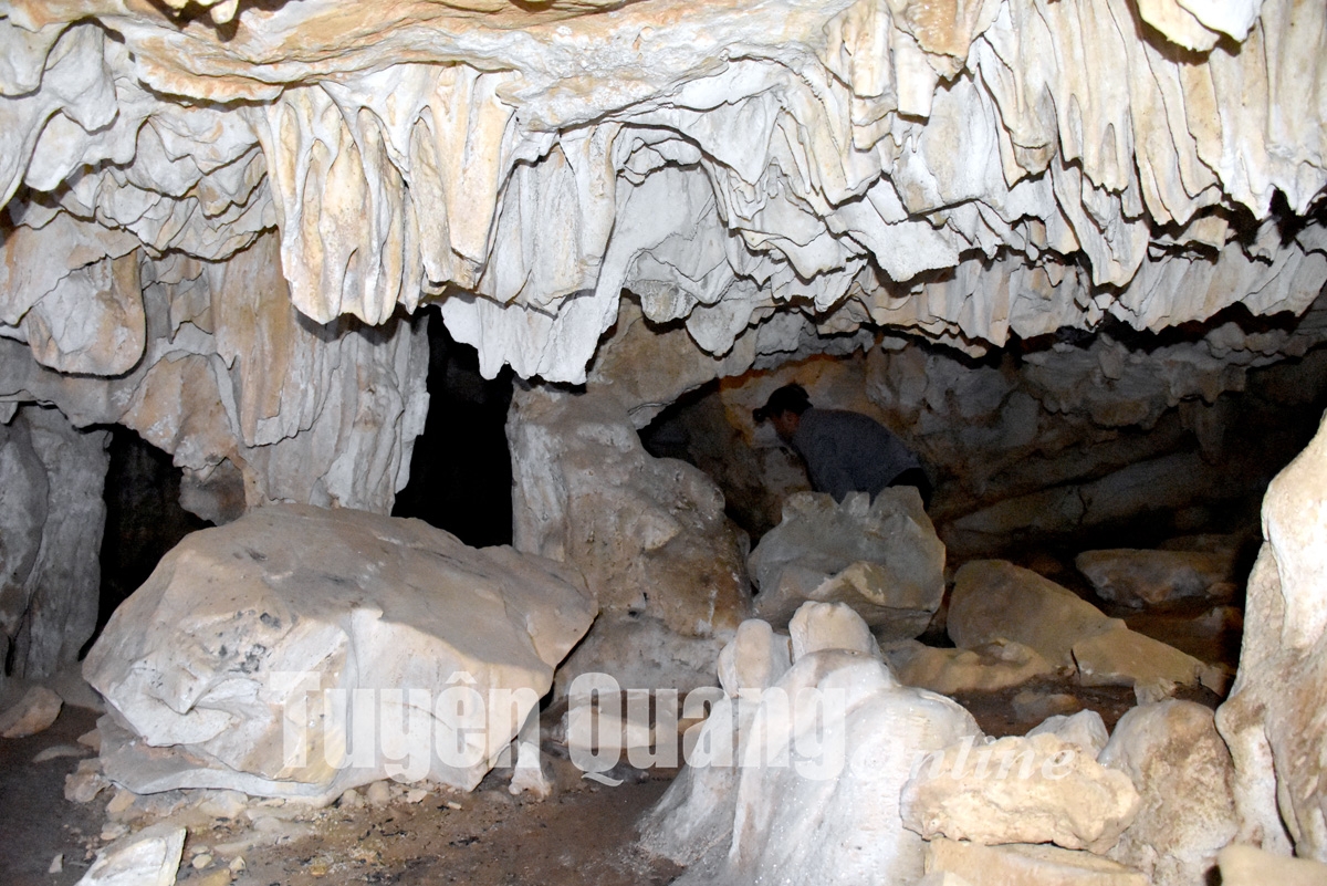 Khám phá vẻ đẹp hang Thẳm Nặm