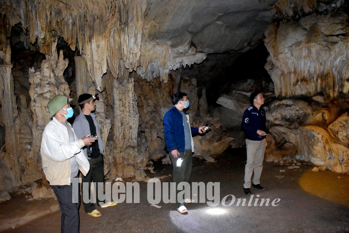 Khám phá vẻ đẹp hang Thẳm Nặm