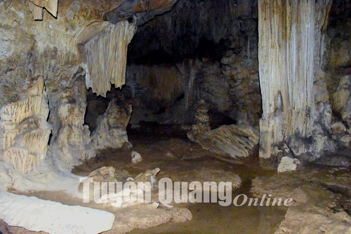 Khám phá vẻ đẹp hang Thẳm Nặm