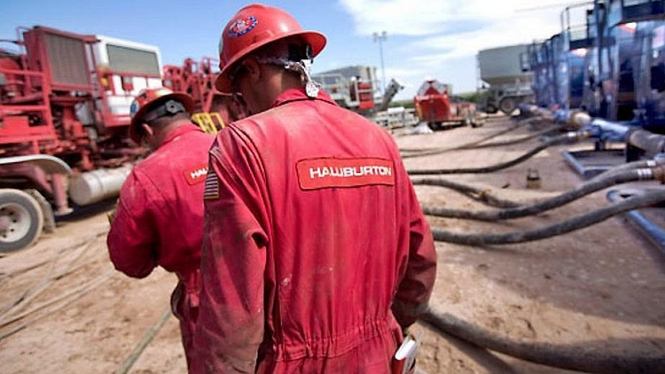 gia dau lao doc tap doan my halliburton cat giam chi tieu