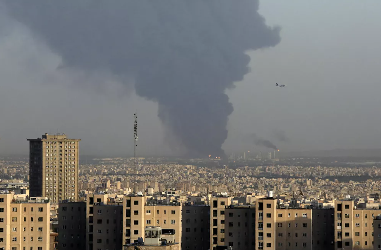 Hình ảnh vụ cháy nhà máy lọc dầu ở Tehran Hình ảnh vụ cháy nhà máy lọc dầu ở Tehran
