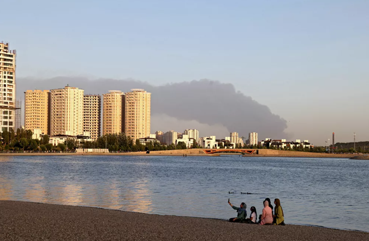 Hình ảnh vụ cháy nhà máy lọc dầu ở Tehran Hình ảnh vụ cháy nhà máy lọc dầu ở Tehran