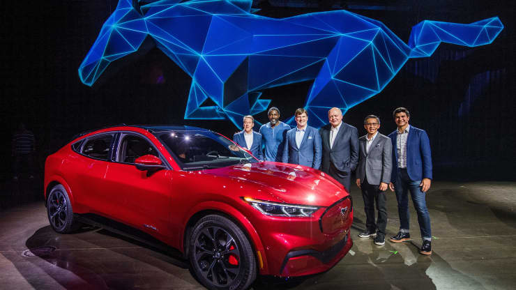 Cựu CEO của Ford James Hackett (thứ 3) và các thành viên trong nhóm, bao gồm cả người kế nhiệm của ông, Jim Farley (thứ 3), bên cạnh chiếc xe điện đầu tiên của công ty là Mustang Mach-E.