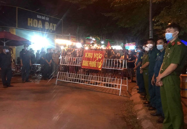 Hàng nghìn người vỡ òa vui sướng vì được dỡ phong tỏa đêm giao thừa - 1