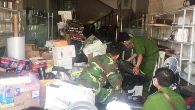 Cận cảnh hơn 1,3 tấn hàng nghi lậu chất đầy nhà thượng tá biên phòng - 3