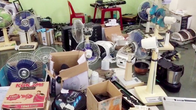 Cận cảnh hơn 1,3 tấn hàng nghi lậu chất đầy nhà thượng tá biên phòng - 4
