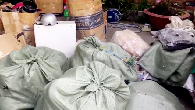 Cận cảnh hơn 1,3 tấn hàng nghi lậu chất đầy nhà thượng tá biên phòng - 7