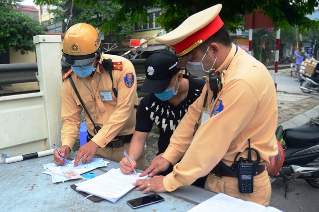 Xử phạt vi phạm giao thông: Tăng tiền phạt là cần thiết nhưng chưa đủ