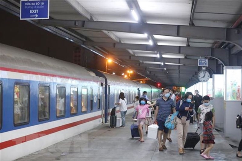 Đường sắt bắt đầu chạy lại nhiều đôi tàu