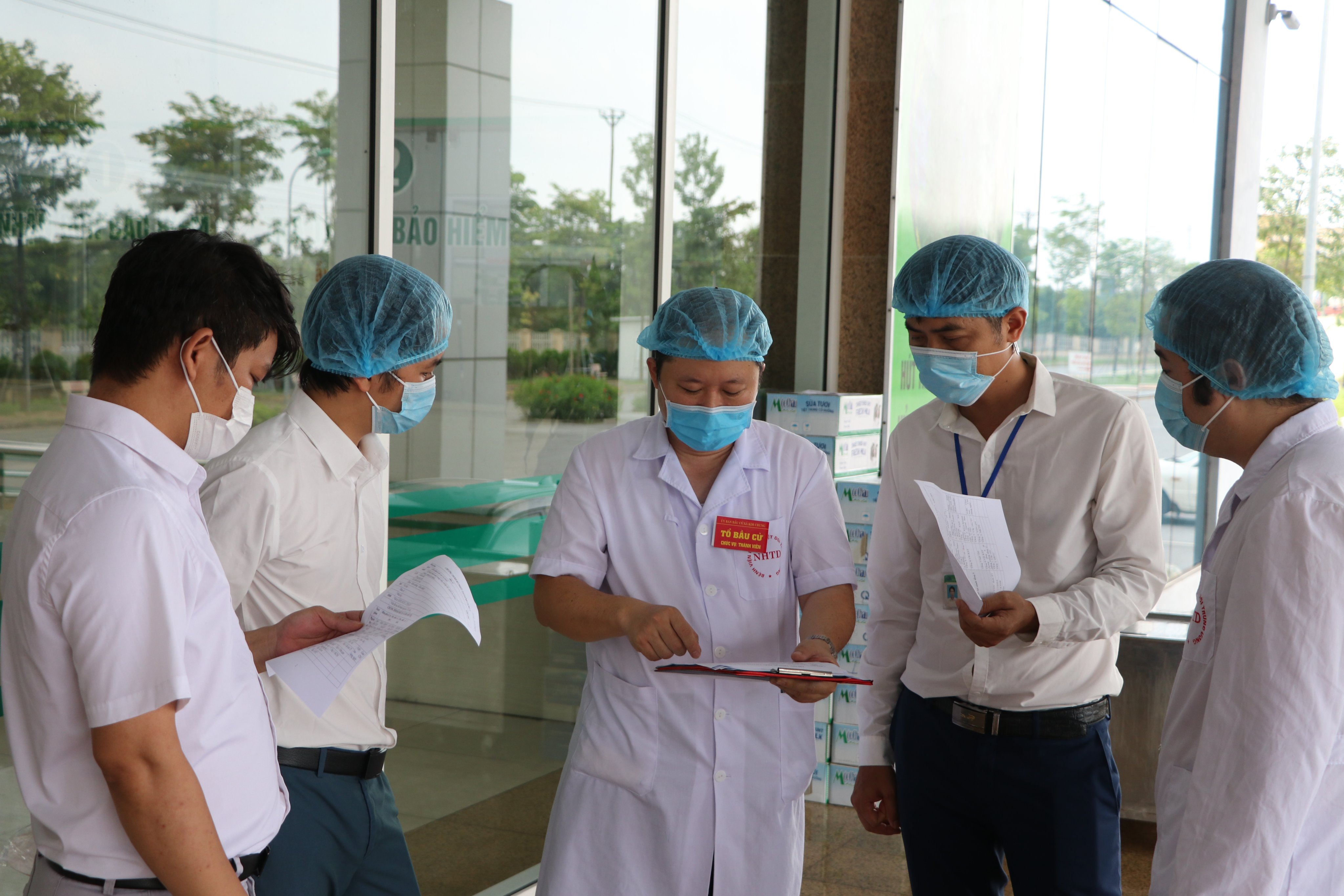 Những hình ảnh đặc biệt tại điểm bỏ phiếu ở Bệnh viện Bệnh Nhiệt đới Trung ương cơ sở Kim Chung