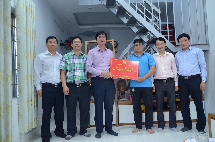 cong doan dau khi viet nam trao tang mai am cong doan tai tinh ba ria vung tau