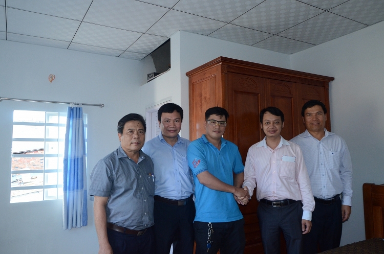 cong doan dau khi viet nam trao tang mai am cong doan tai tinh ba ria vung tau