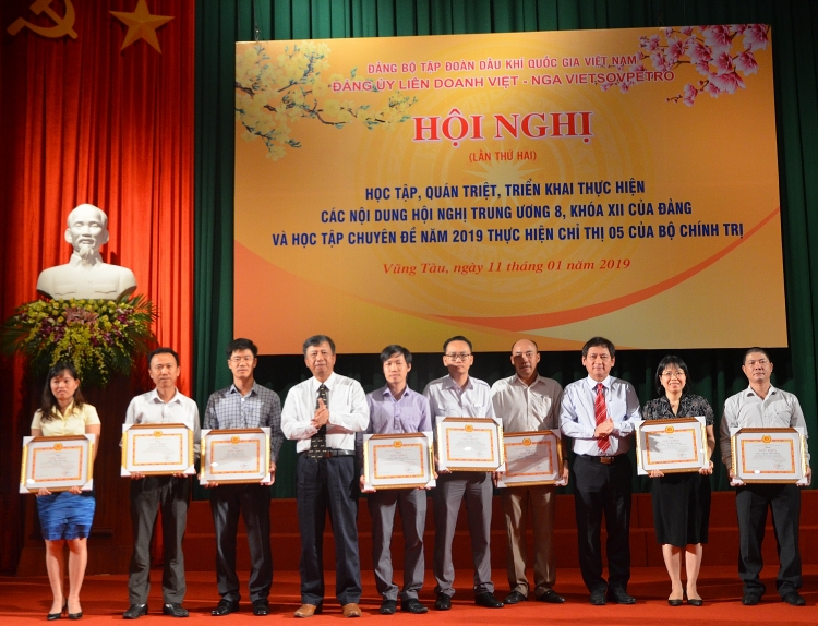 dang uy vietsovpetro to chuc hoc tap quan triet va trien khai thuc hien nghi quyet trung uong 8 khoa xii