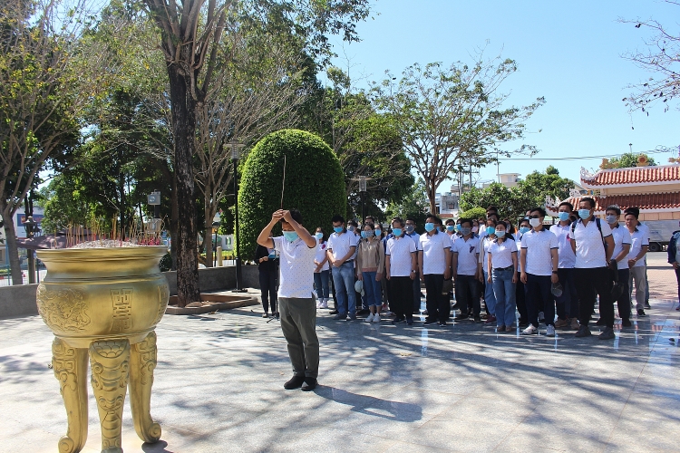 Đảng ủy PVU tổ chức hành trình về nguồn, dâng hương Đài tưởng niệm Anh hùng liệt sỹ Võ Thị Sáu