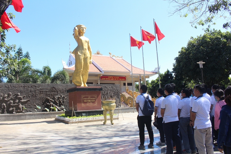 Đảng ủy PVU tổ chức hành trình về nguồn, dâng hương Đài tưởng niệm Anh hùng liệt sỹ Võ Thị Sáu