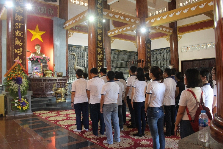 Đảng ủy PVU tổ chức hành trình về nguồn, dâng hương Đài tưởng niệm Anh hùng liệt sỹ Võ Thị Sáu