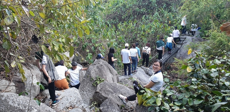 Đảng ủy PVU tổ chức hành trình về nguồn, dâng hương Đài tưởng niệm Anh hùng liệt sỹ Võ Thị Sáu